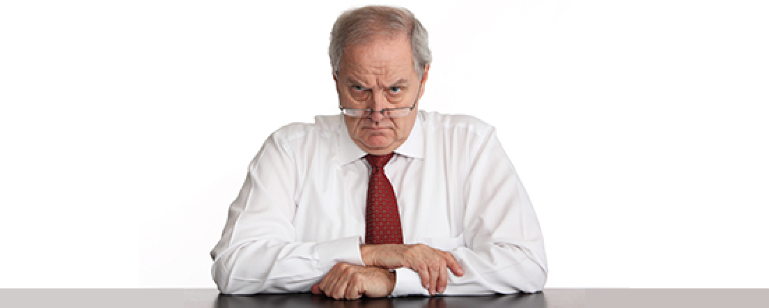 Un homme d’affaires fâché qui vous fixe