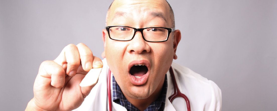 Un médecin tenant un abaisse-langue